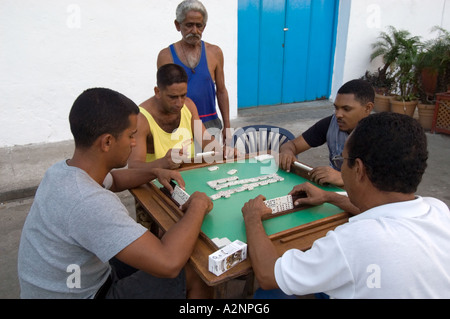 Gruppe von Männern spielen Domino auf der Straße, Havanna, Kuba Stockfoto