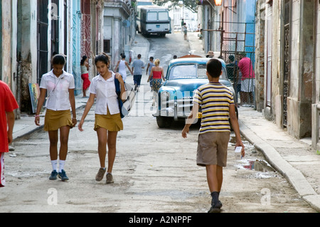 Schulmädchen, Heimweg von der Schule, Havanna-Kuba Stockfoto