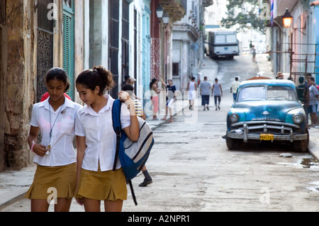 Schulmädchen, Heimweg von der Schule, Havanna-Kuba Stockfoto