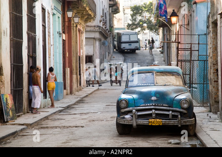 Amerikanischen 1950er Jahre Plymouth Oldtimer Parken auf der Straße, Havanna-Kuba Stockfoto