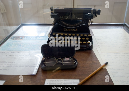 Schreibmaschine und Rezeption von Ernest Hemingway im erhaltenen Schlafzimmer im Hotel Ambos Mundos, Havanna-Kuba Stockfoto