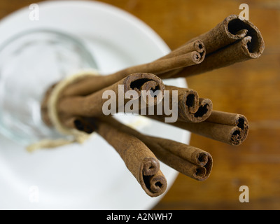 Zimt würzen sticks stehen oben im Glas fotografiert von oben auf Holztisch Hintergrundbeleuchtung von Fensterlicht Stockfoto