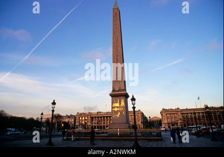 Paris-Concorde-Platz im Sonnenuntergang mit der Spalte Stockfoto