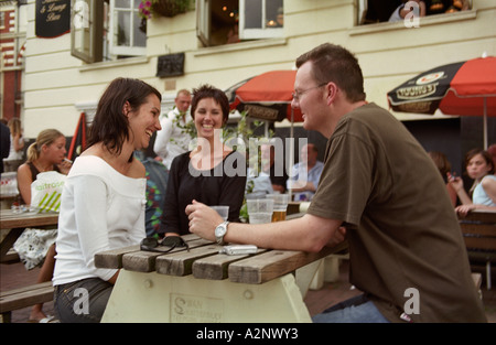 Jugendliche trinken im Freien an den Thames riverside Pub in Putney South West London, UK. Stockfoto