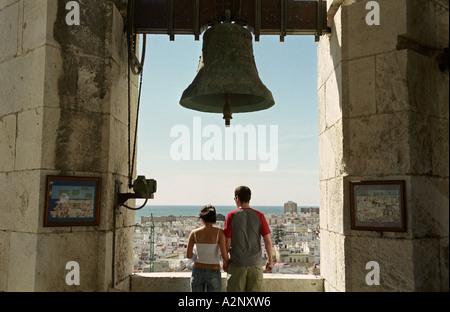 Cadiz, Andalusien, Spanien. Ein junges Paar genießen Sie den Blick vom Glockenturm der Kathedrale von Cadiz Stockfoto