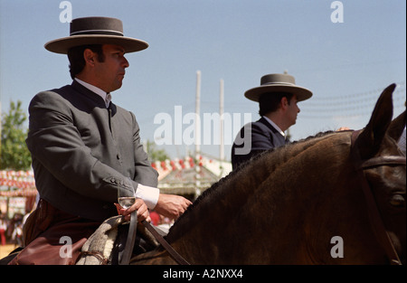 Sevilla, Andalusien, Spanien. Feria de Abril, Reiter Stockfoto