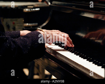 Reife Hände Klavierspiel in der Leistung Stockfoto
