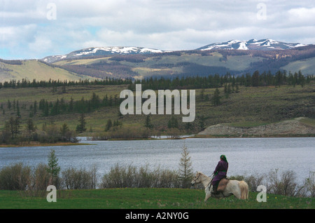 Frau auf dem Rücken der Pferde. Dood Nuur See und Shishkhid Gol Flusses. Darhadyn Wetland. Khovsgol Aimag (Provinz). Nord-Mongolei Stockfoto