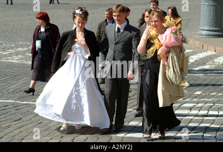 Braut und Bräutigam am Roten Platz Moskau Russland Stockfoto