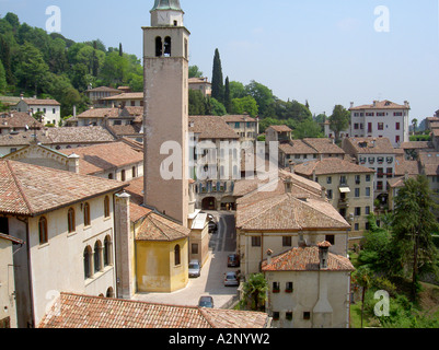 Die Kathedrale Glockenturm erhebt sich über die Dachziegel in der Mitte der alten Stadt Asolo, Treviso, Italien Stockfoto