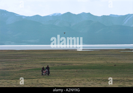 Zwei Männer schieben einen Motorrad. Khovsgol See. Khovsgol Nationalpark.  Nord-Mongolei Stockfoto