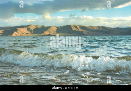 Sanfte Welle. Tolbo Nuur (See). Mongolischen Altai. Bayan-Ulgi Aimag. West-Mongolei Stockfoto