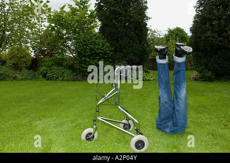 Rahmen und Schaufensterpuppe Beine in einem Garten spazieren Stockfoto