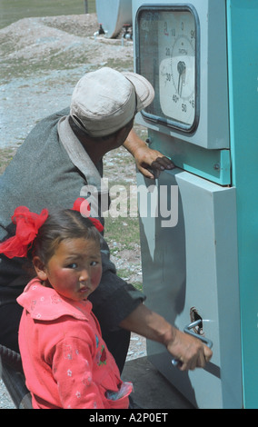 Mann manuell Auto tanken. Khatgal Somon (Dorf). Khovsgol Aimag (Provinz). Nord-Mongolei Stockfoto