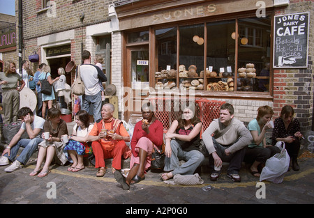 London, Großbritannien. Multikulturelle Gruppe von Personen außerhalb Jones Molkerei Cafe und Bäckerei, Columbia Road Blumenmarkt auf heißen Sommer s Tag Stockfoto