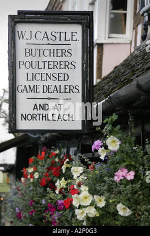 Alten altmodische traditionellen Metzger unterzeichnen auf der High Street in Burford Stockfoto