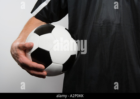 Fußballer-Holding-Fußball Stockfoto