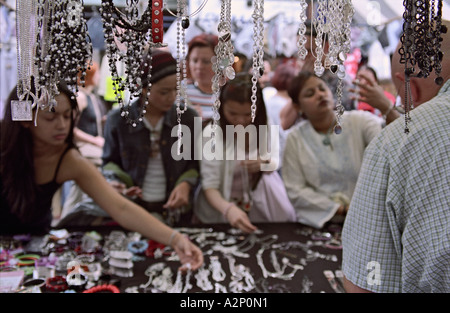 ENGLAND LONDON Halsketten und Armreifen zum Verkauf an Petticoat Lane Markt Stockfoto