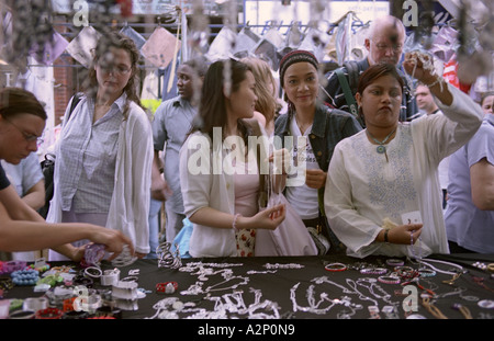 Abschaltdruck Verkauf von Halsketten und Armreifen, Petticoat Lane Market, London, UK Stockfoto