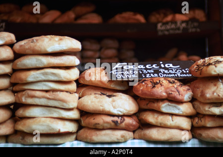 London, UK. Frische Brote Focaccia zum Verkauf im Borough Market Stockfoto