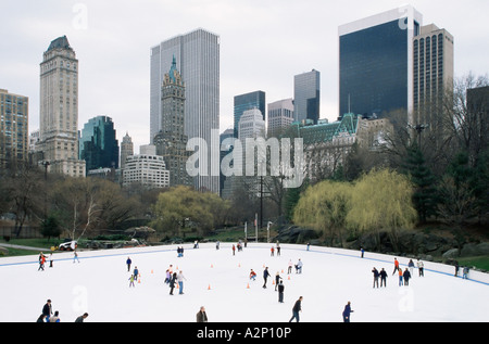 Menschen-Eislaufen im Central park Stockfoto