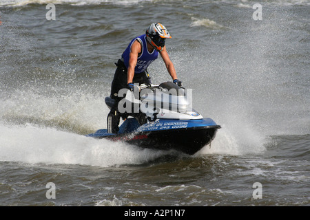 Teilnehmer bei Jet-Ski-Bundesfinale 2005 am Willen See in Milton Keynes Kreuzfahrt Stockfoto