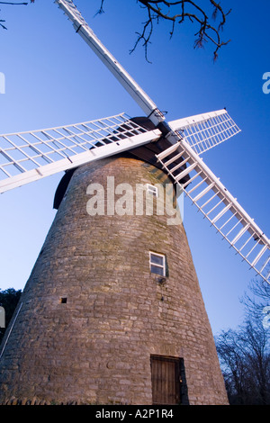 Bradwell Windmühle in Milton Keynes, durch den Grand Union Canal.  vertikale Stockfoto