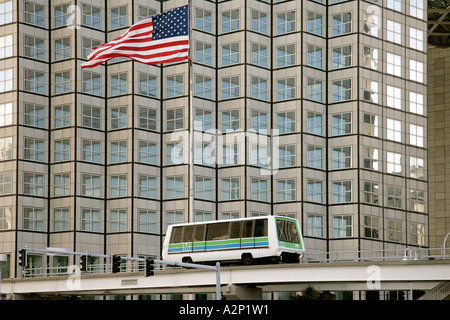 Die amerikanische Flagge infront von Wachovia Financial Center Miami Downtown South Sunshine State Florida USA Sternenbanner moderne Stockfoto