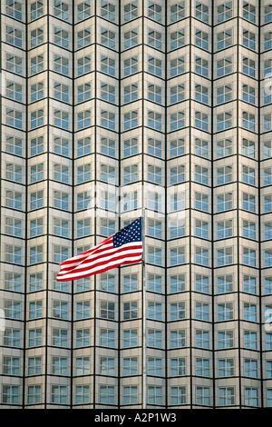 Die amerikanische Flagge infront von Wachovia Financial Center Miami Downtown South Sunshine State Florida USA Sternenbanner moderne Stockfoto