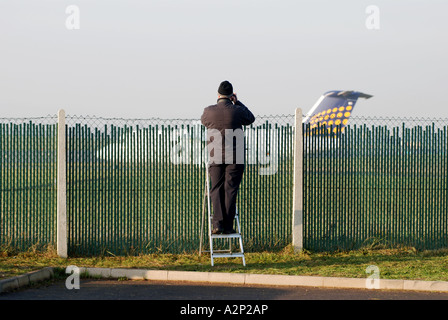 Flugzeug-Spotter am Flughafen Birmingham, West Midlands, England, UK Stockfoto