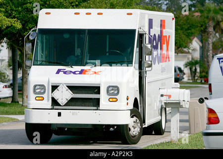 FedEx Busverkehr Auto Fahrzeug-Mailbox Briefkasten Briefkasten postalischen Korrespondenz Versand Lieferung rote Fahne Metall Stockfoto