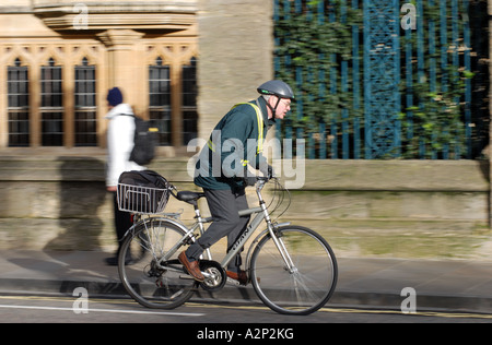 Radfahrer in High Street, Oxford, Oxfordshire, England, Vereinigtes Königreich Stockfoto