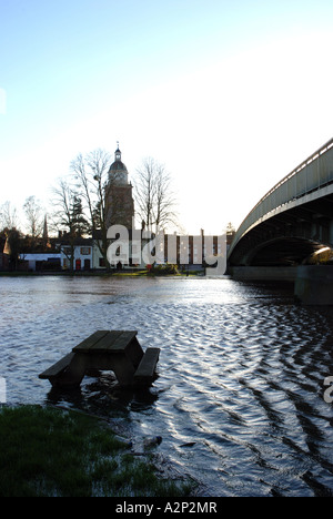 Fluss Severn bei Winterhochwasser, Upton auf Severn, Worcestershire, England, UK Stockfoto