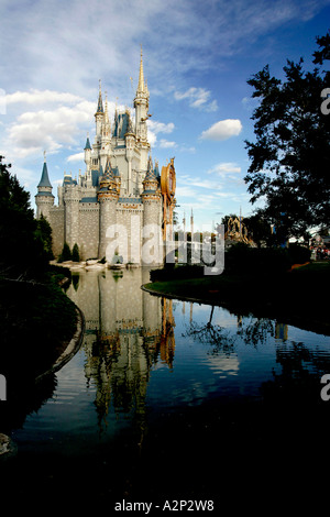 Cinderella Schloss Disney Welt Zauberreich Orlando Florida Walt Disney Märchen Traum träumen blauer Himmel Flusswasser Stockfoto