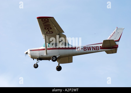 Cessna 152 Flugzeuge landen am Wellesbourne Flugplatz, Warwickshire, England, UK Stockfoto