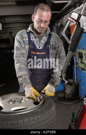 Die Mechaniker Frank Michels bläst die Reifen in der Kfz-Werkstatt Stockfoto