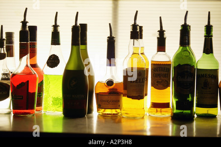 Flaschen Spirituosen stehen auf einem Regal in einer Bar in Birmingham UK Stockfoto