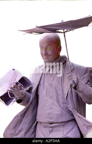 MIME-Künstler Schauspieler Straßenkünstler in Kostüm-Theater-Interpreten unterhalten Touristen, die lila Farbe Körper Regenschirm Menschen gehen Stockfoto