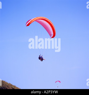 Gleitschirm-Paragliding Tandem in der Nähe von Clover Point, Victoria, BC, Vancouver Island, British Columbia, Kanada Stockfoto