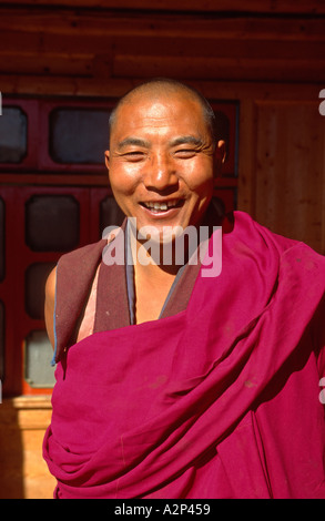 Tibetischen buddhistischen Mönch außerhalb sein Quartier im Amchog Gonpa Kloster auf den Sangke Wiesen in der Nähe von Xiahe, Gansu, China Stockfoto