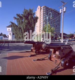 Zwei historische Kanonen auf dem Display an Pioneer Waterfront Plaza in Stadt von Nanaimo auf Vancouver Island in British Columbia Kanada Stockfoto