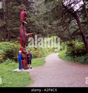 Ein Totempfahl auf "Nuu-Chah-Nulth Trail" im Pacific Rim National Park Reserve auf Vancouver Island in British Columbia Kanada Stockfoto