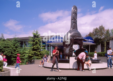 Touristen an der Haida Schwertwal Skulptur im Vancouver Aquarium im Stanley Park in Vancouver British Columbia Kanada Stockfoto