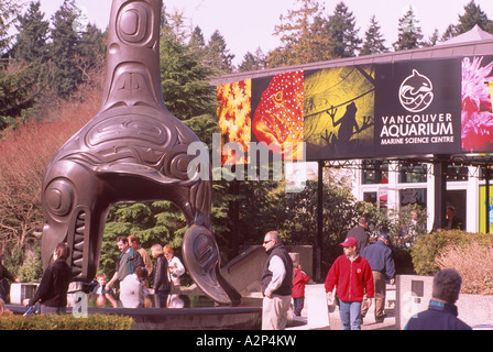 Touristen an der Haida Schwertwal Skulptur im Vancouver Aquarium im Stanley Park in Vancouver British Columbia Kanada Stockfoto