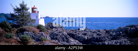 Angelboot/Fischerboot geht Amphitrite Point Leuchtturm in der Nähe von Ucluelet auf Vancouver Island in British Columbia Kanada Stockfoto