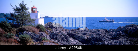 Angelboot/Fischerboot geht Amphitrite Point Leuchtturm in der Nähe von Ucluelet auf Vancouver Island in British Columbia Kanada Stockfoto