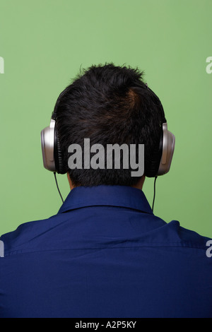 Mann trägt Kopfhörer Stockfoto