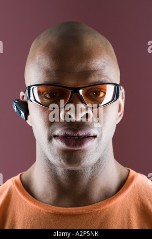 Mann mit Sonnenbrille und Kopfhörer Stockfoto