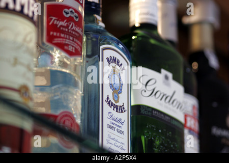 Reihe von alkoholischen Getränken in Flaschen auf dem Rücken bar Regal Stockfoto