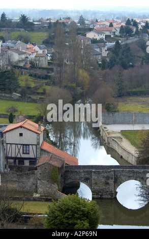 Blick über den Fluss Thouet in Parthenay, Frankreich Stockfoto